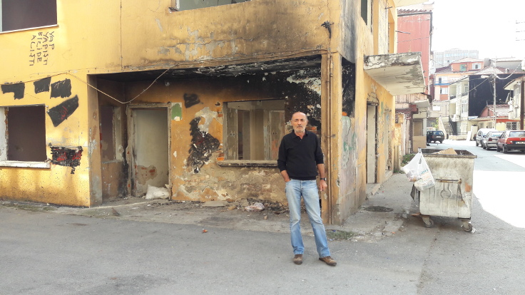 51 yıldır Fikirtepe mahallesinde yaşayan Mehmet Şahin, 48 yıllık komşusu Mehmet'in bu evde yaşadığını söylüyor