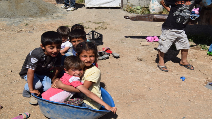 Şırnaklı çocuklar, aileleriyle birlikte kurdukları çadırlarda yaşıyor.