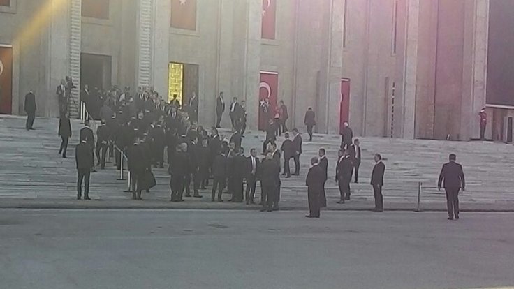 AK Partililer, Erdoğan'ı Meclis kapısında karşıladı.