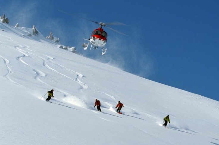 heli_skiing_turkey_-_skiers_and_heli