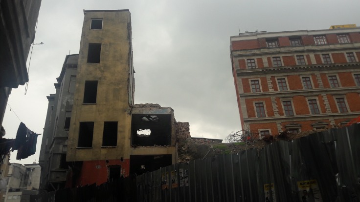 Beyoğlu'nda birçok bina yıkılma tehlikesiyle karşı karşıya
