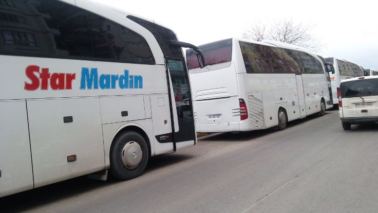 Şehir dışından otobüslerle getirilenlerin de katıldığı açılış törenine yaklaşık 5 bin kişi katıldı.