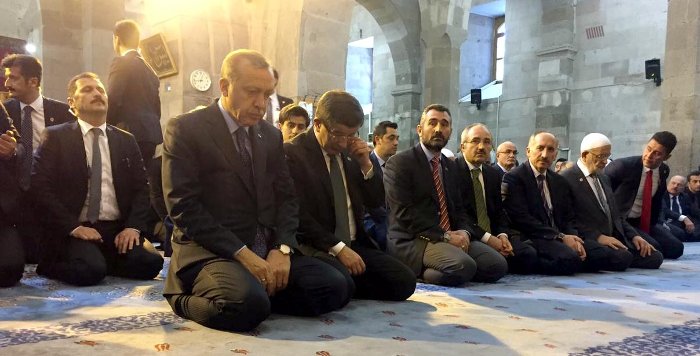 Cumhurbaşkanı Erdoğan ve eski başbakan Davutoğlu Cami Kebir'de yan yana cenaze namazı kıldı.
