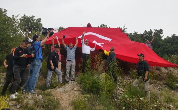 Kılıçdaroğlu kendisine destek için yolun üst tarafında bayrakla bekleyenlerin yanına çıktı.