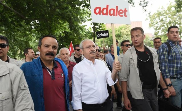 KHK ile ihraç edilen sosyolog Veli Saçılık da Kılıçdaroğlu ile bir süre yürüdü
