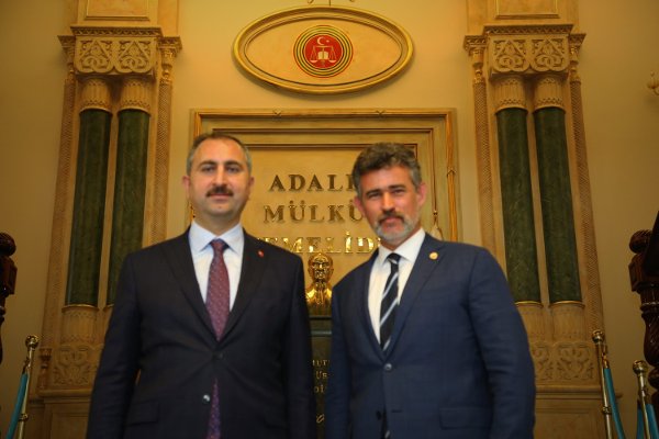 Bakan Gül (solda) ve Feyzioğlu birlikte hatıra fotoğrafı çektirdi.
